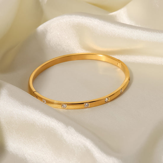 Square Frame Studded Oval Bangle maliit