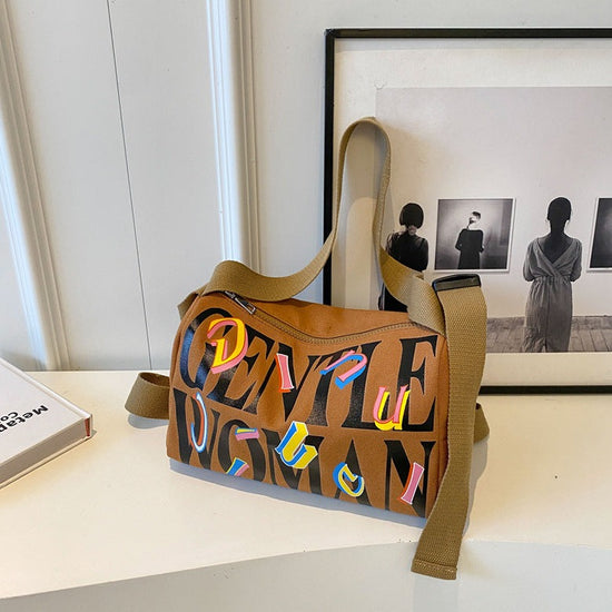 Mga Printed Letters Boston Canvas Bag Kulay kayumanggi